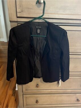 new directions Black Open-Front Cropped Blazer